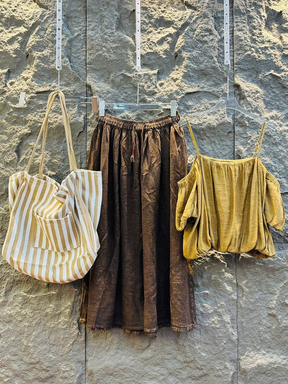 Set áo 2 dây vàng mustard + chân váy nâu linen